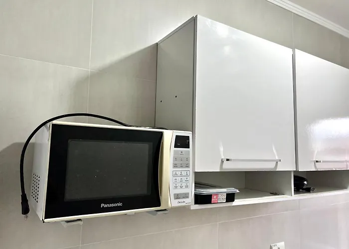 completo, 3 quartos com ar condicionado, churrasqueira na sacada, piscina no cond, ao lado da Praia Grande e na cara do gol para a centralidade comercial turística do itaguá!